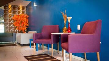 Área de estar no saguão