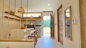 Microondas, placa de cocina, utensilios de cocina