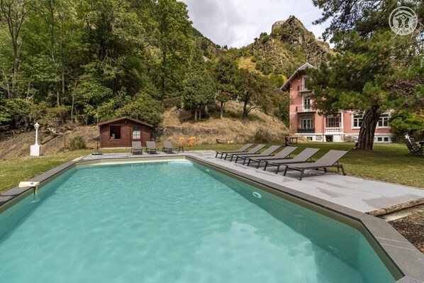 حمّام سباحة مُدفَّأ