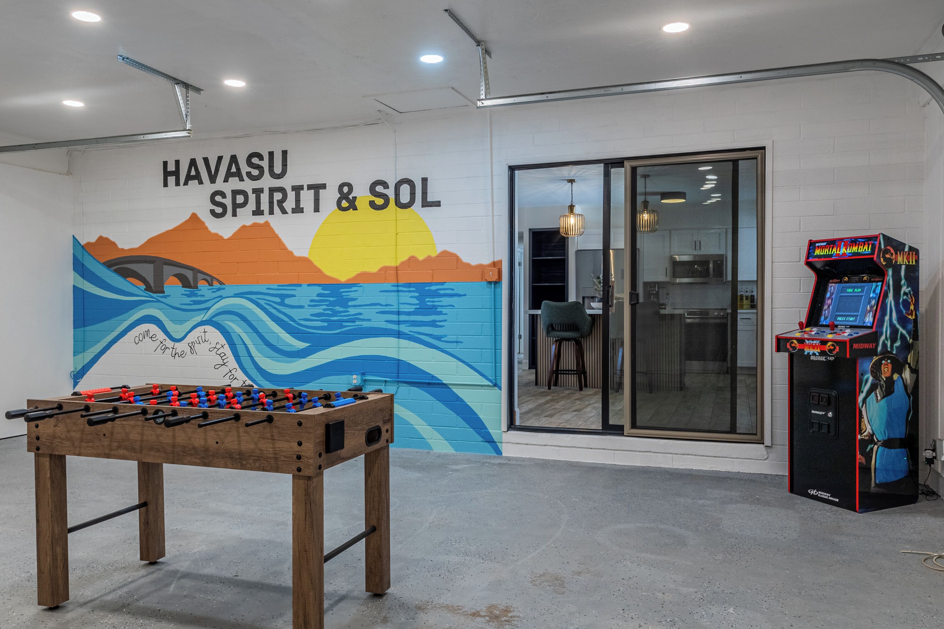 Une table de baby-foot, une fresque murale représentant « l’esprit et le soleil de Havasu », et une borne d’arcade du jeu « Mortal Kombat ».