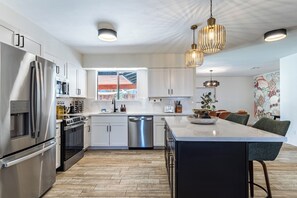 Réfrigérateur, four à micro-ondes, un four, surface de cuisson