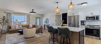 Remodeled Retreat~Pool~Game Room~Boat Parking~BBQ~AC~1.5 miles to Lake!