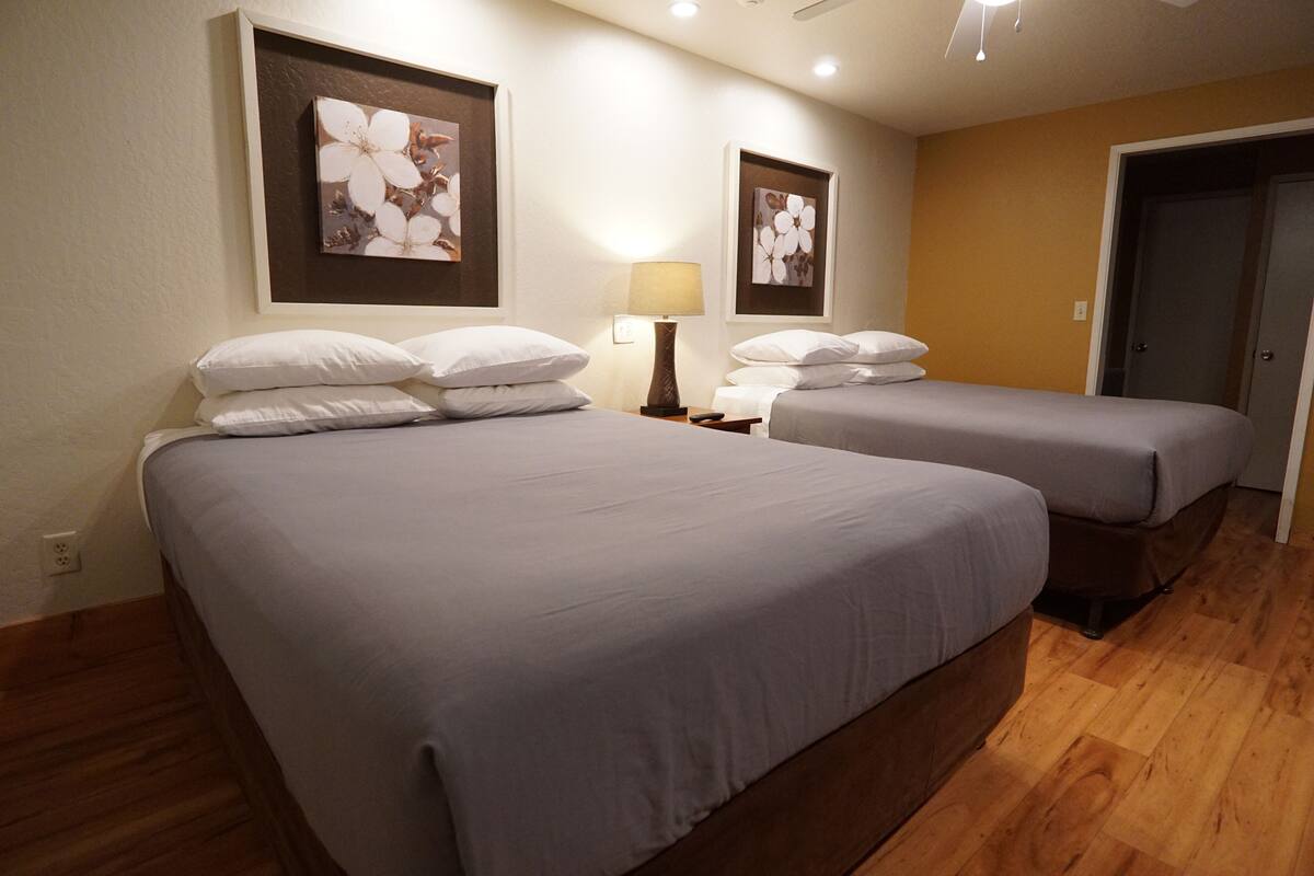 Family Suite, 3 Queen Bed | 書桌、筆電工作空間、免費無線上網、床單