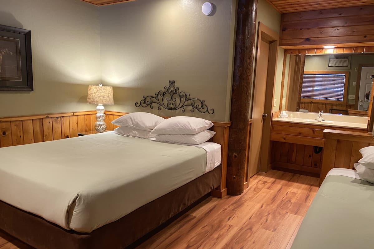 Room, 1 Queen Bed and 1 Single Bed | Meja, ruang kerja komputer riba, Wi-fi percuma, cadar katil