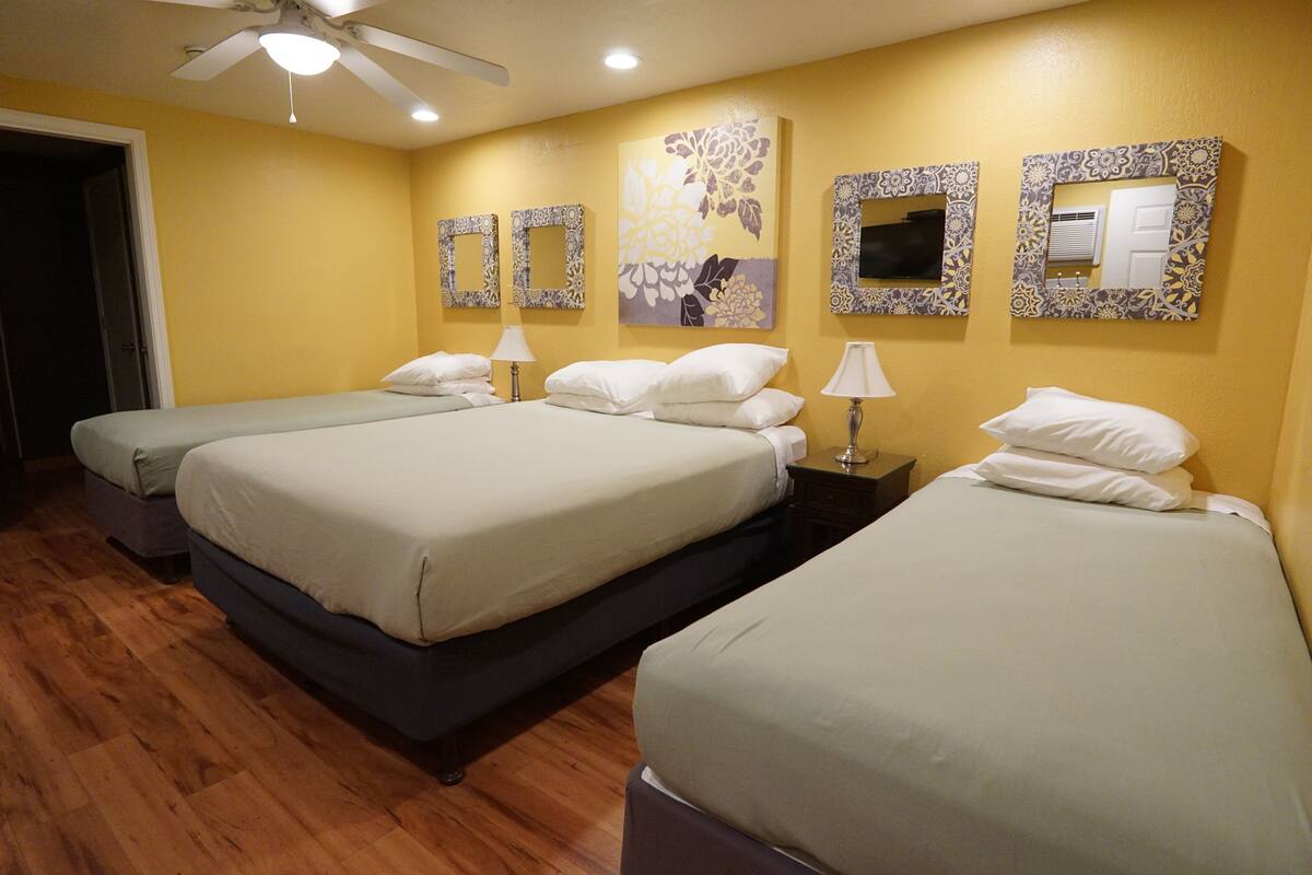 Family Suite, 2 Queen Bed and 2 Single Bed | 書桌、筆電工作空間、免費無線上網、床單