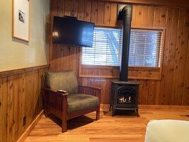 Escritorio, espacio para trabajar con laptop y wifi gratis