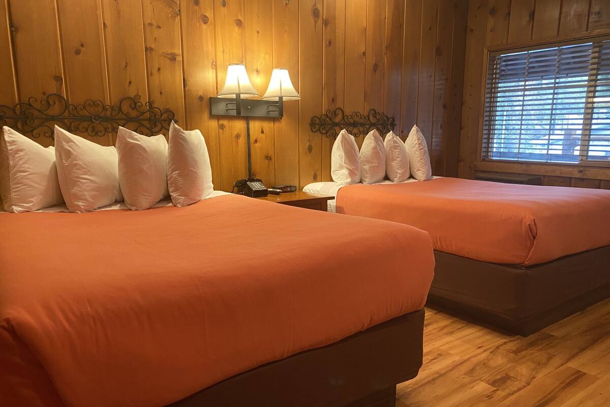 Room, 2 Double Beds | 書桌、筆電工作空間、免費無線上網、床單
