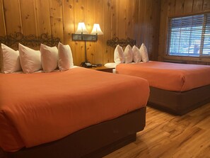Room, 2 Double Beds | Meja, ruang kerja komputer riba, Wi-fi percuma, cadar katil 