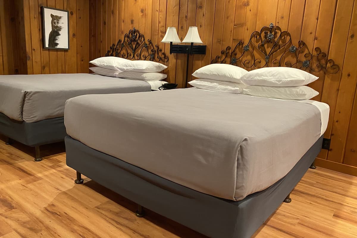 Room, 2 Queen Bed and 1 Single Bed | Meja, ruang kerja komputer riba, Wi-fi percuma, cadar katil