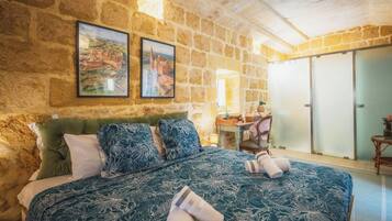 3 bedrooms, desk, iron/ironing board, WiFi