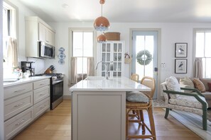 Four à micro-ondes, un four, surface de cuisson, lave-vaisselle