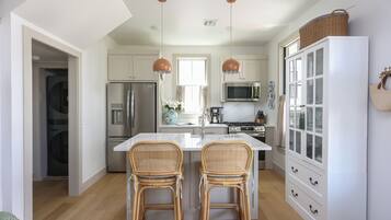 Microondas, horno, parrilla de estufa y lavavajillas