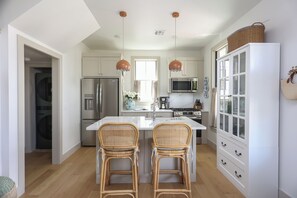 Four à micro-ondes, un four, surface de cuisson, lave-vaisselle