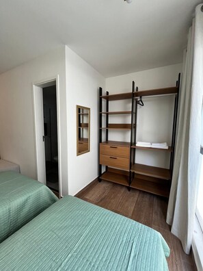 Schreibtisch, laptopgeeigneter Arbeitsplatz, Verdunkelungsvorhänge