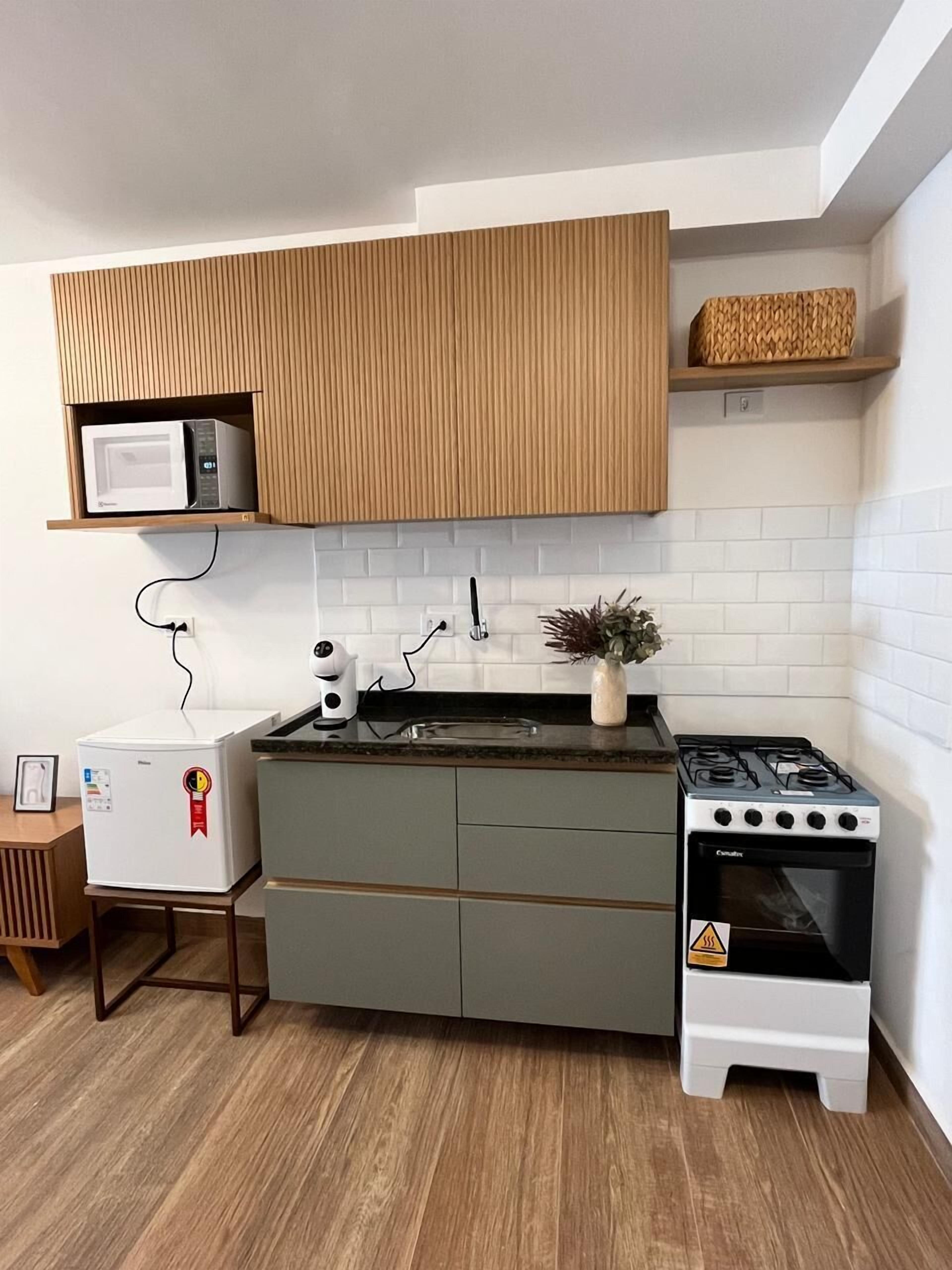 Frigobar, micro-ondas, fogão, talheres/pratos/utensílios de cozinha