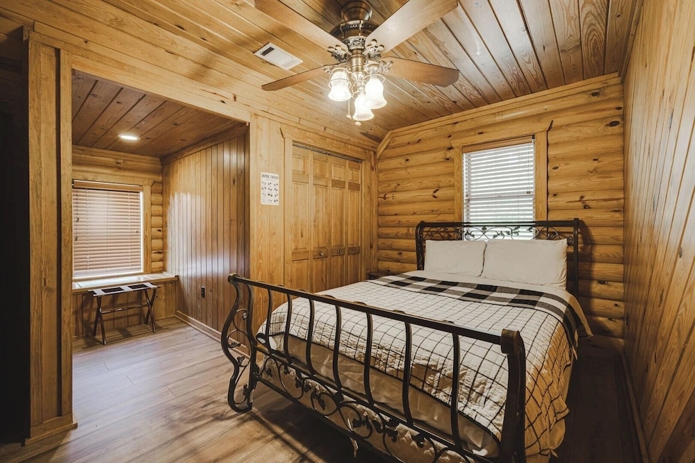Timber Lodge Ranch - Ranch House - Amity | Vrbo
