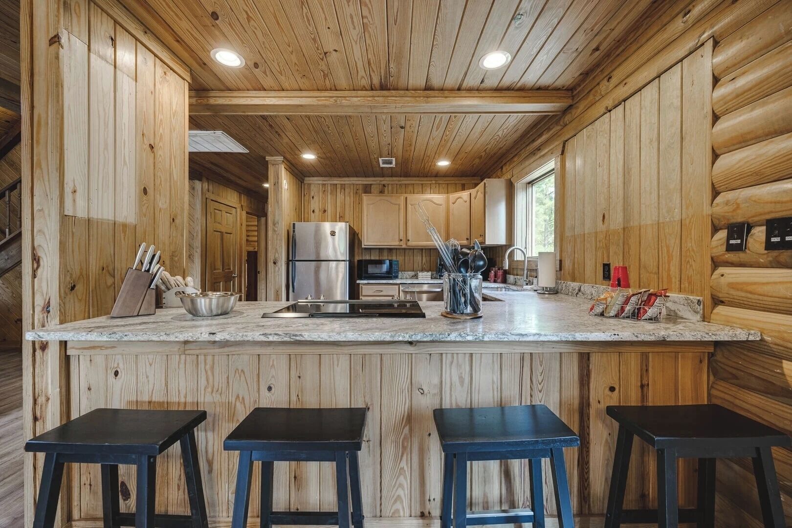 Jääkaappi, mikroaaltouuni, uuni, liesi