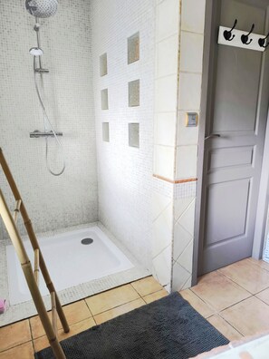 Regadera, toallas, jabón, papel de baño 