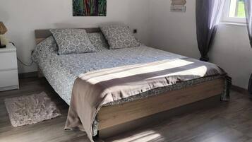 2 bedrooms, iron/ironing board, WiFi, bed sheets