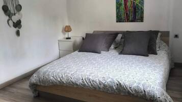 2 chambres, fer et planche à repasser, Wi-Fi, draps fournis