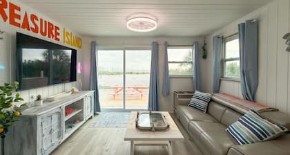 1950s Retro Beach Bungalow directly on the Beach! Spectacular Views! John's Pass