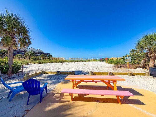 1950s Retro Beach Bungalow directly on the Beach! Spectacular Views! John's Pass