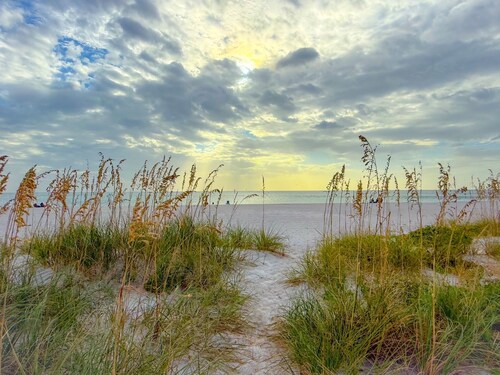 1950s Retro Inspired 3 Bedroom/2 Bath Beach House w/Amazing Deck! John's Pass