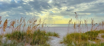 1950s Retro Inspired 3 Bedroom/2 Bath Beach House w/Amazing Deck! John's Pass