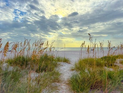 1950s Retro Inspired 3 Bedroom/2 Bath Beach House w/Amazing Deck! John's Pass