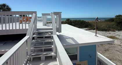 1950s Retro Inspired 3 Bedroom/2 Bath Beach House w/Amazing Deck! John's Pass