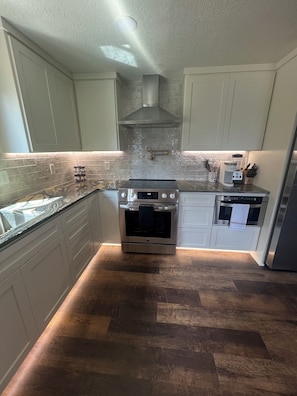 Mikrowelle, Ofen, Herdplatte, Geschirrspüler