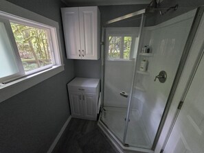 Dusj, håndklær, såpe og toalettpapir