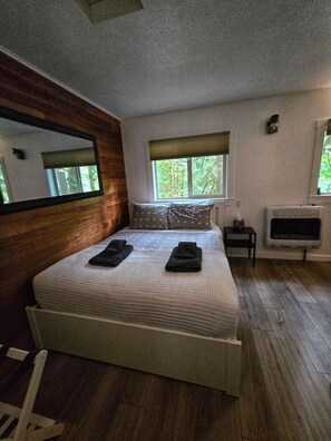 WiFi, bed sheets - Moss Top Cabin-off grid living moss roof cabin in the woods (Marblemount)