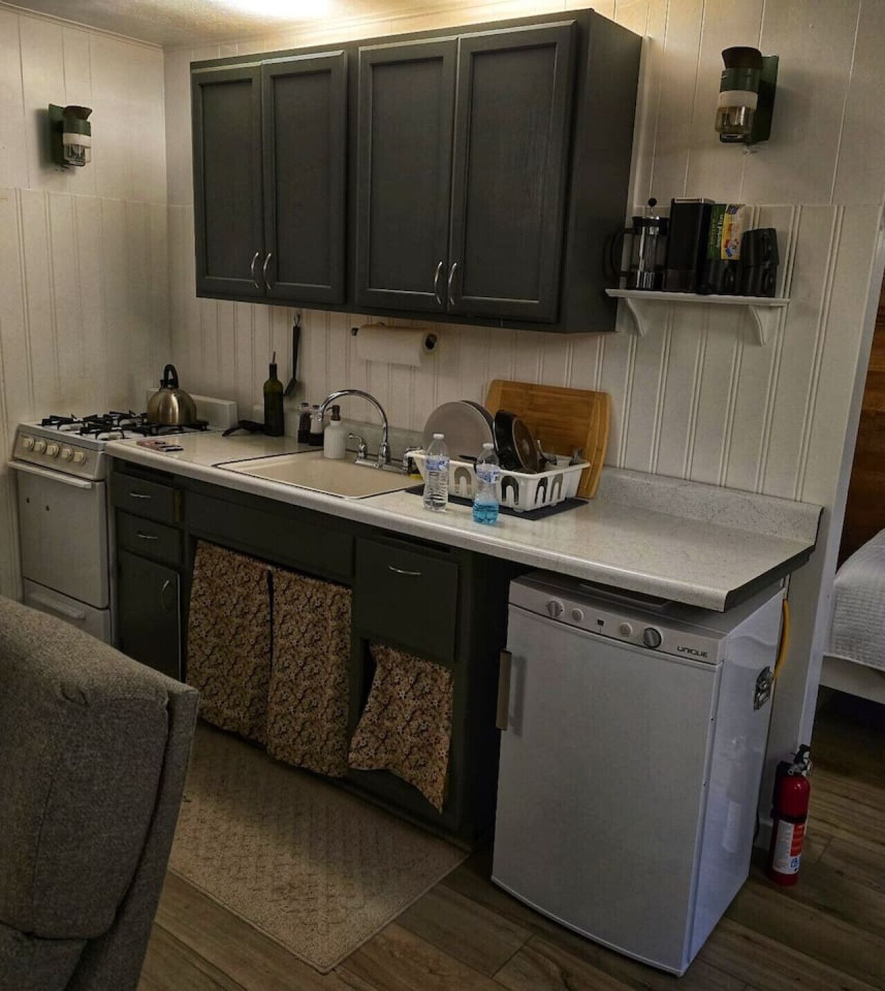 Fridge, oven, stovetop, coffee/tea maker