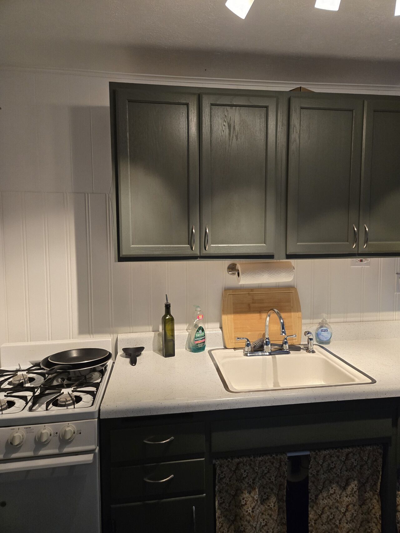 Fridge, oven, stovetop, coffee/tea maker