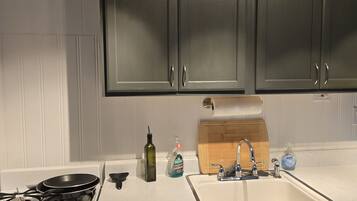 Fridge, oven, stovetop, coffee/tea maker