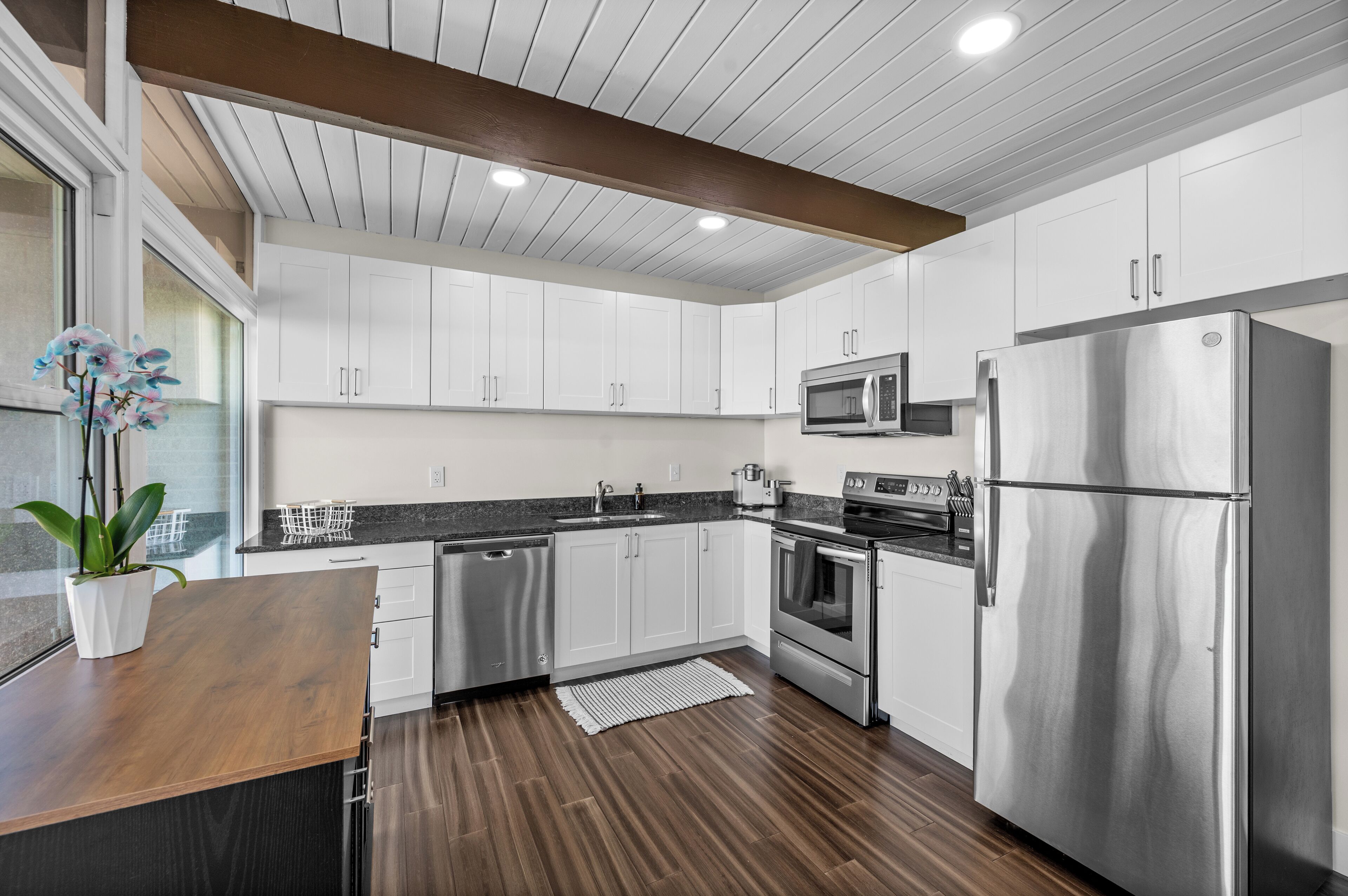 Een koelkast, een magnetron, een oven, een kookplaat