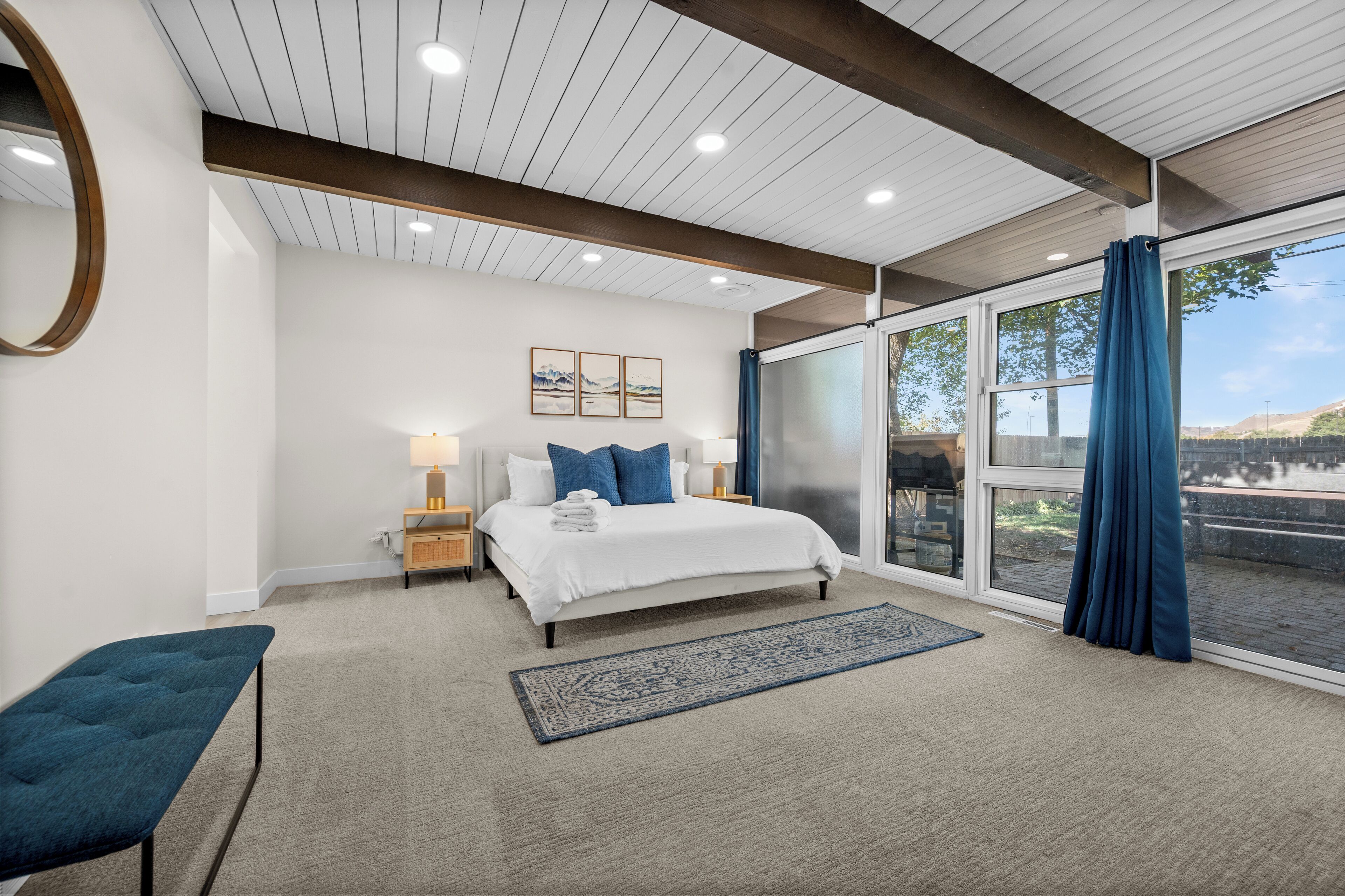 4 عدّة غرف نوم ومكتب ومكواة/لوح كي وسرير سفر