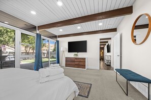 4 quartos, escrivaninha, ferros/tábuas de passar roupa, berço de viagem