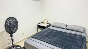 3 chambres, fer et planche à repasser, Wi-Fi, draps fournis