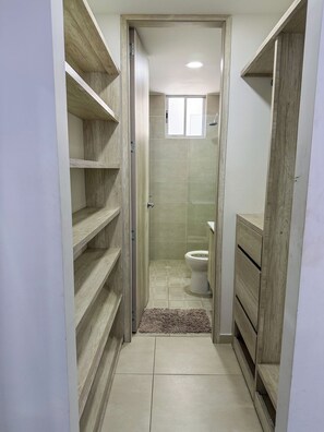 Een haardroger, handdoeken, zeep, toiletpapier
