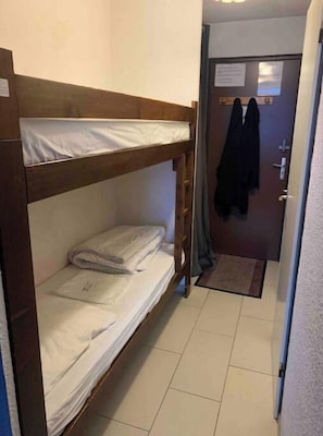 Bügeleisen/Bügelbrett, kostenloses WLAN, Bettwäsche