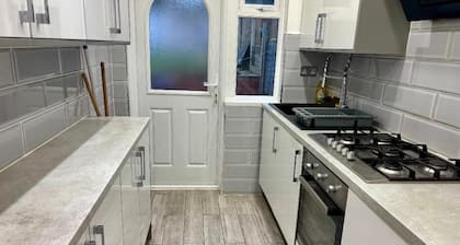 4 Bed House-sleeps 7-free Parking