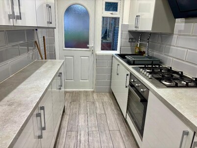 4 Bed House-sleeps 7-free Parking