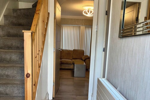 4 Bed House-sleeps 8-free Parking