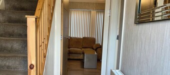 4 Bed House-sleeps 8-free Parking