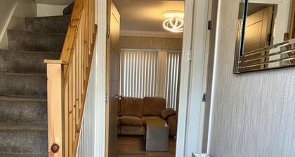 4 Bed House-sleeps 8-free Parking