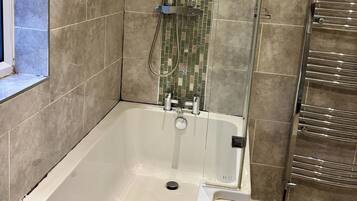Combined shower/tub, deep soaking tub, towels