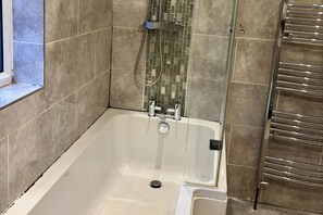 Ensemble baignoire-douche, baignoire profonde, serviettes fournies