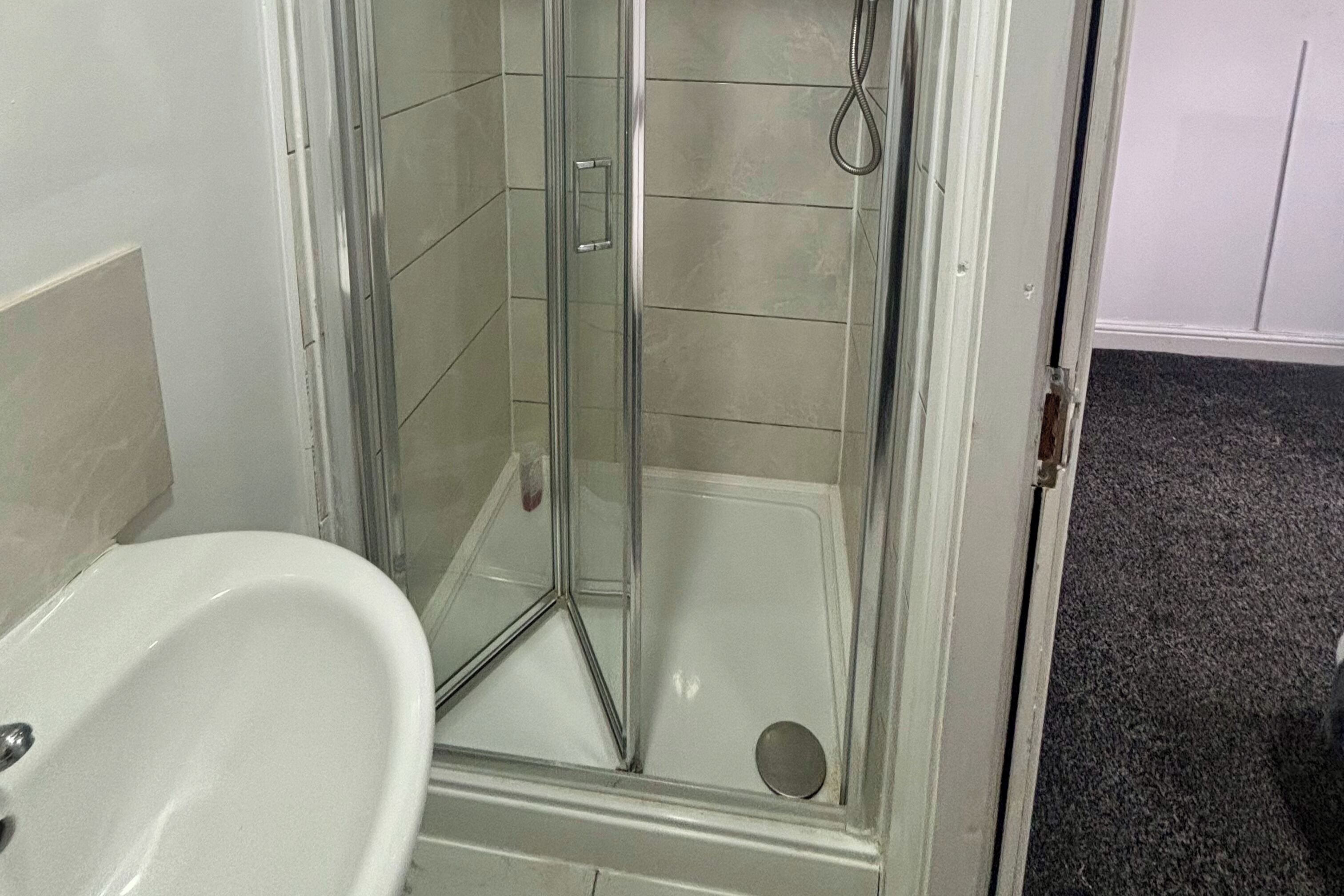 Buồng tắm vòi sen, khăn tắm 